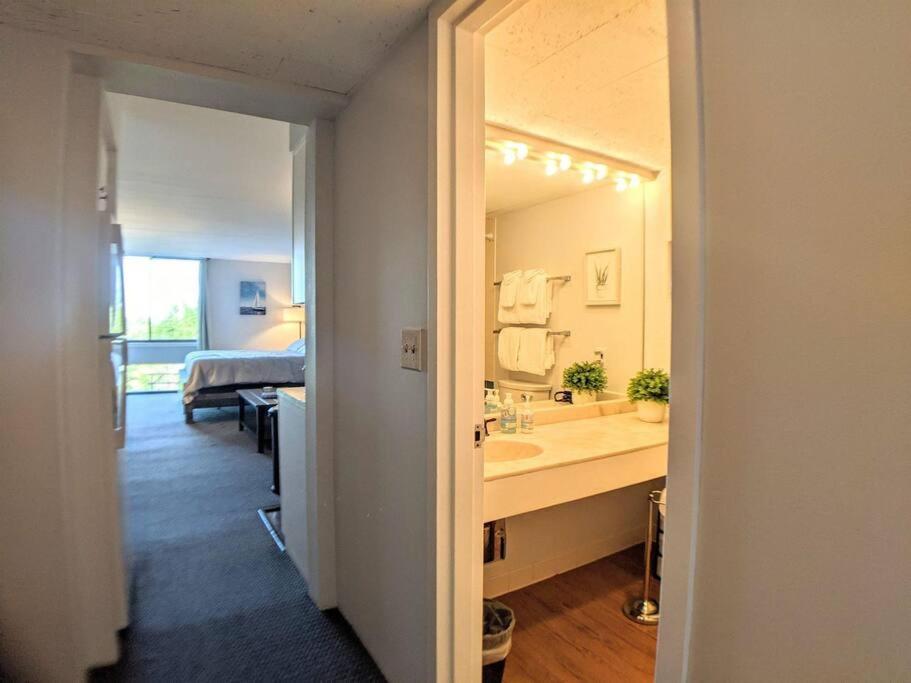 Cute Cedar Lodge Studio With Balcony & Lake Views! ラコニア エクステリア 写真